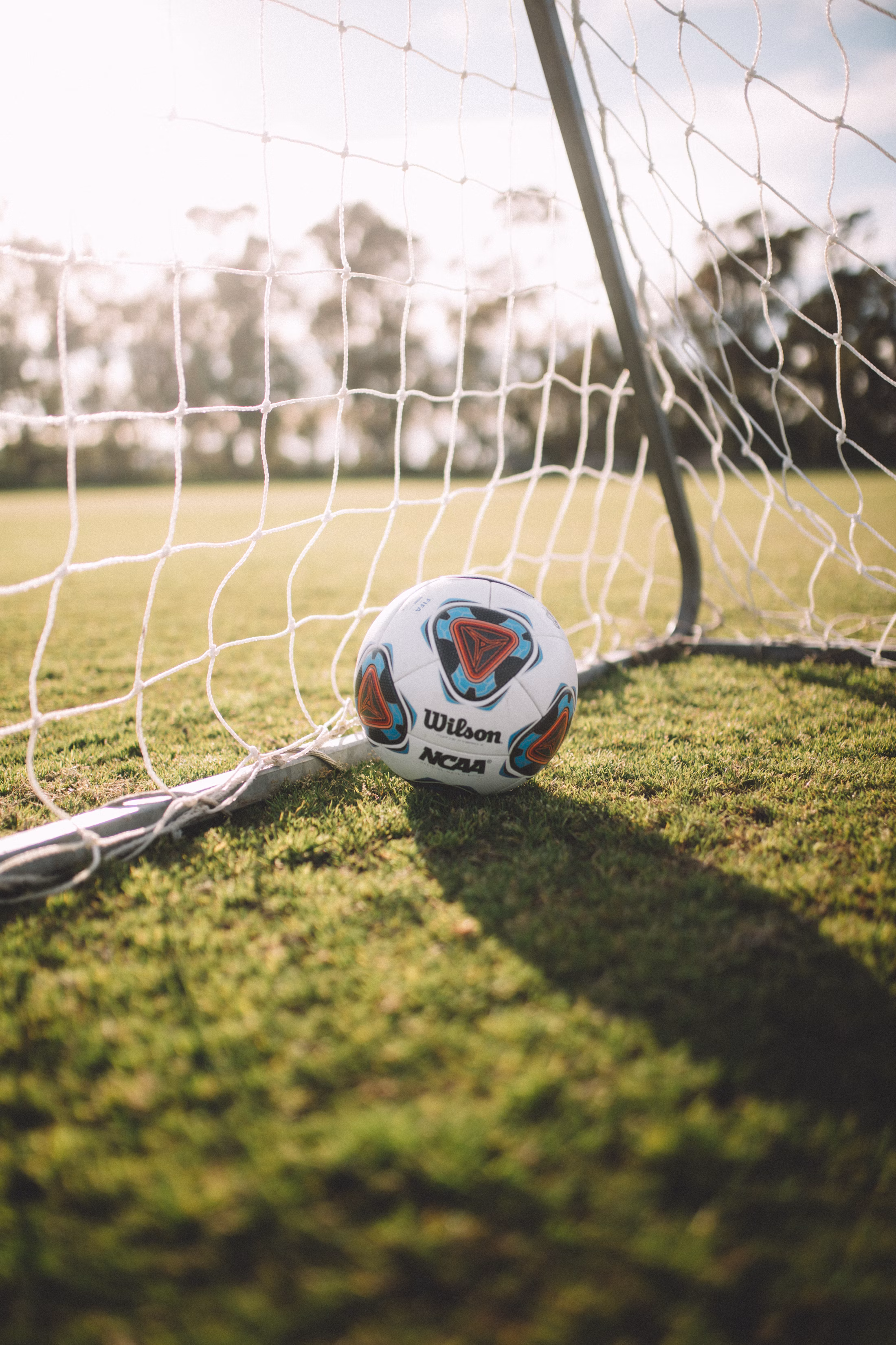 Pemain sepak bola bersiap untuk bertanding